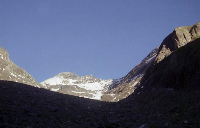 Goléon p01-12.jpg - EN ROUTE POUR L'AIGUILLE DU GOLEON. ...Il y a le bruit sourd de nos semelles qui frappent le sol du sentier...Copyright PiR.
